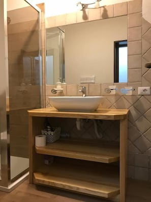 Estudio Deluxe, vista a la colina | Baño | Amenidades de baño gratuitas, secadora de cabello, pantuflas, toallas 