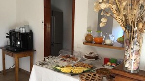 A breakfast buffet with various pastries, fruits, and beverages. - IL GIARDINO DI DANIELA APARTMENTS (San Teodoro)