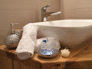 Free toiletries, hair dryer, slippers, towels - IL GIARDINO DI DANIELA APARTMENTS (San Teodoro)