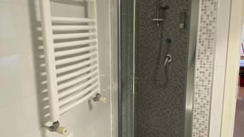 Handtücher, Seife, Toilettenpapier