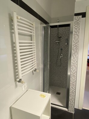 Serviettes fournies, savon, papier toilette