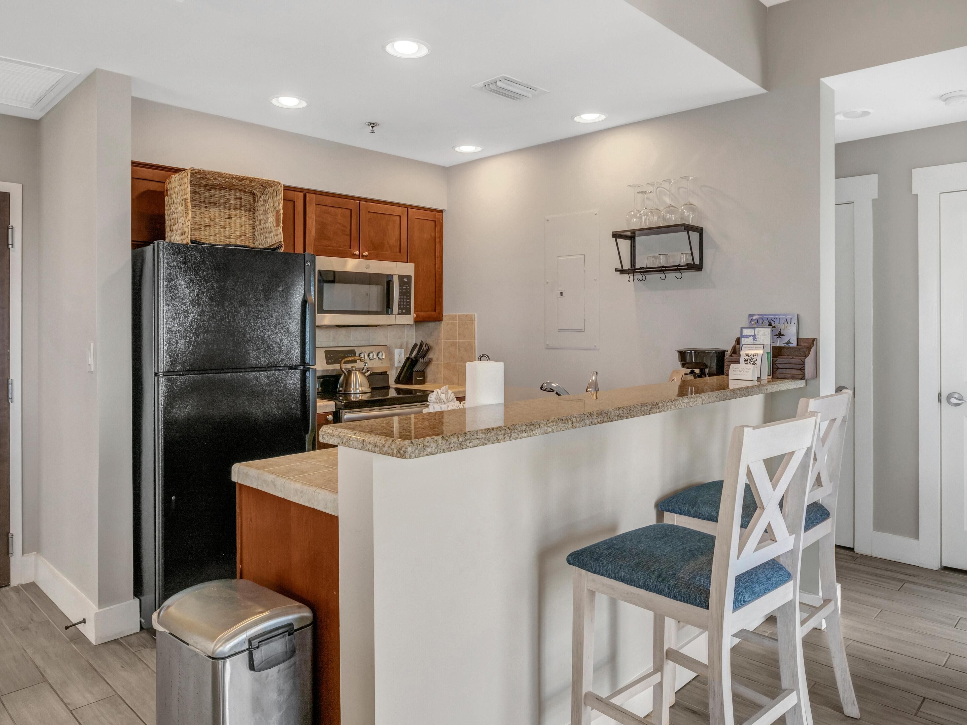 Refrigerador, microondas, horno y parrilla de estufa 