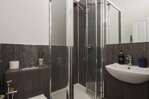 Dusche, Haartrockner, Bidet, Handtücher