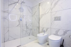 Shower, bidet, shampoo - GuesHost - Positano Apartment in Salerno (Salerno)