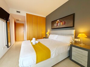 2 bedrooms, free WiFi, bed sheets - Apartment with Terrace Near Beach in Salou (Salou)