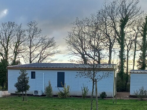 Chalet Confortable avec Clim et Parc / 2 Chambres