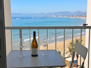 Outdoor dining - Costa Dorada Apartment in Salou - Beach & Wi-Fi Included (Salou)
