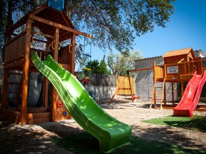 Children’s area - Mobile home with terrace for 4, equipped kitchen (Marseillan)