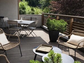 Outdoor dining - Family 3-Bedroom Ski-In Apartment with Parking (Les Carroz d'Arâches)