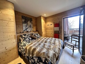 2 bedrooms, free WiFi - Family 3-Bedroom Ski-In Apartment with Parking (Les Carroz d'Arâches)