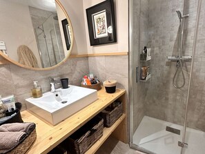 Hair dryer - Family 3-Bedroom Ski-In Apartment with Parking (Les Carroz d'Arâches)