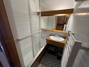 Bathroom - Charming 2-room apartment by Lake Vonnes with terrace (Châtel)