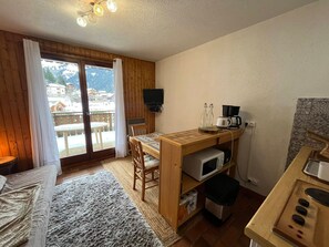 1 bedroom, WiFi - Charming 2-room apartment by Lake Vonnes with terrace (Châtel)