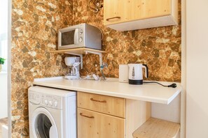 Fridge, microwave, oven, stovetop - Executive Central Room Long Stay (Vienna)