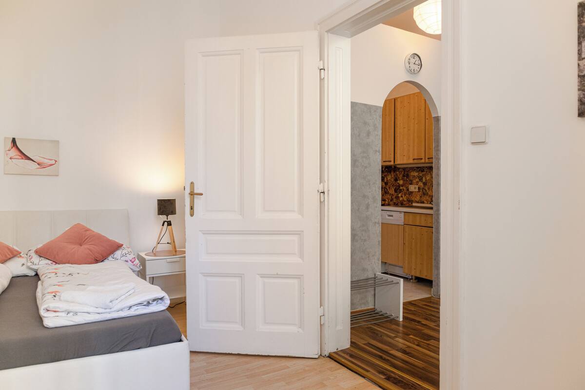 Quarto básico | Ferros/tábuas de passar roupa, Wi-Fi de cortesia