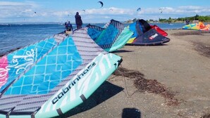A beach with multiple kites and windsurfing equipment lined up on the sand. - 3-bedroom mobile home with terrace in Marseillan (Marseillan)