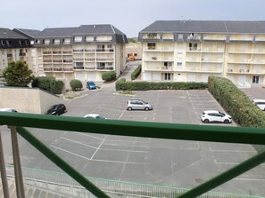 Property grounds - Apartment near sea with private parking, quick beach access (Fort-Mahon-Plage)