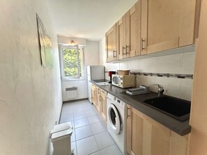 Kühlschrank, Mikrowelle, Herdplatte, Wasserkocher mit Kaffee-/Teezubehör