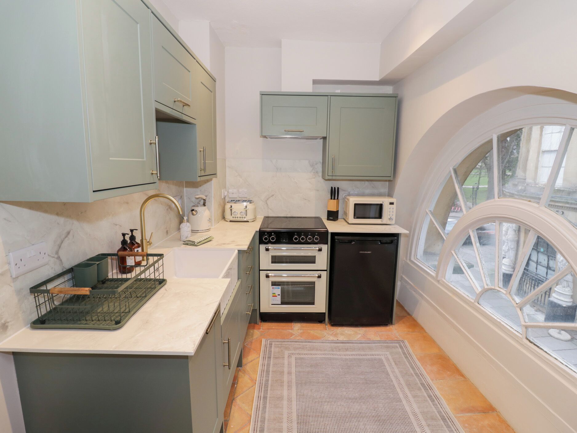 Lave-vaisselle, batterie de cuisine, vaisselle et ustensiles