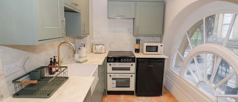 Dishwasher, cookware/dishes/utensils