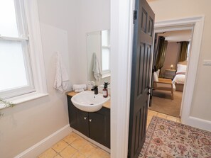 2 dormitorios, decoración individual, mobiliario individual