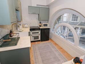 Dishwasher, cookware/dishes/utensils - 12 Montpellier Arcade (Cheltenham)