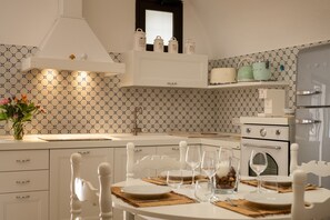 Een koelkast, een magnetron, een oven, een kookplaat