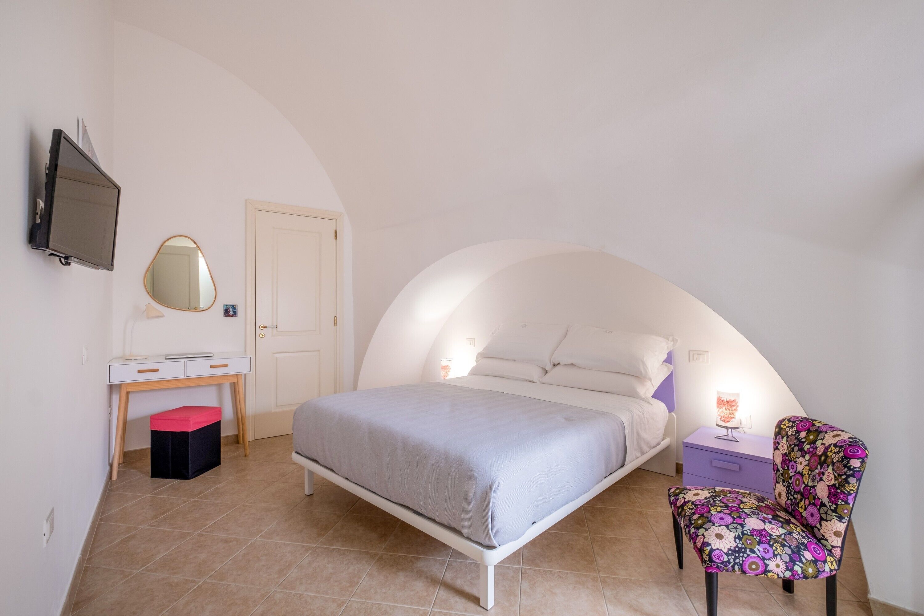 Een strijkplank/strijkijzer, wifi, beddengoed