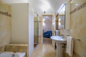 Shower, hair dryer, towels - Apartment 'Dimora Egilò - Violet' with Private Terrace, Wi-Fi and Air Conditioning (Nardò)