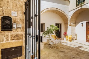 Outdoor dining - Apartment 'Dimora Egilò - Solarium' with Shared Terrace, Wi-Fi and Air Conditioning (Nardò)