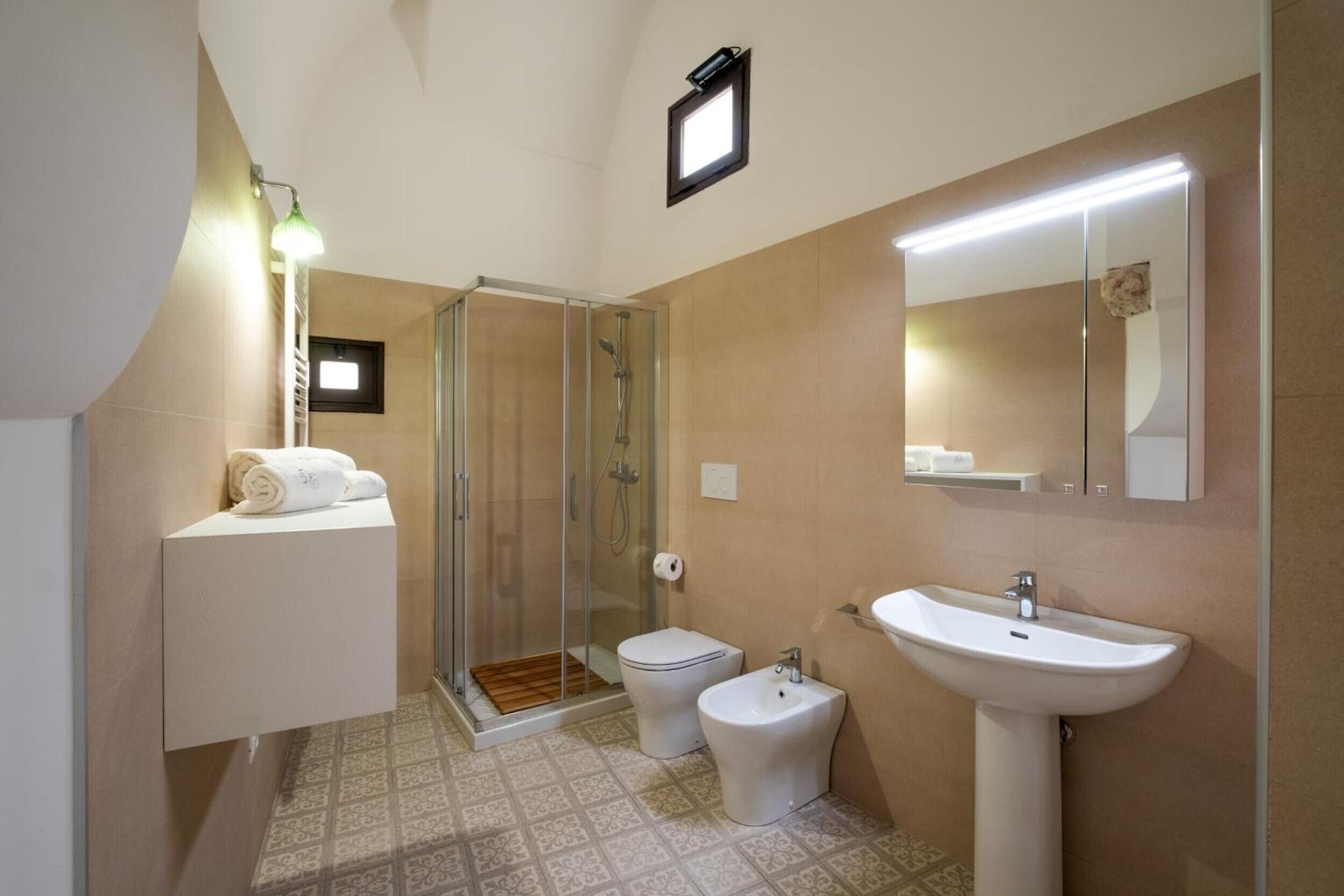 Een douche, een haardroger, handdoeken