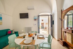 Dining - Apartment 'Dimora Egilò - Solarium' with Shared Terrace, Wi-Fi and Air Conditioning (Nardò)