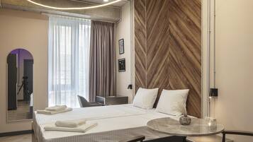 Luxury Studio Suite | In-room safe, desk, laptop workspace, soundproofing