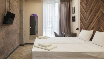 Luxury Studio Suite | In-room safe, desk, laptop workspace, soundproofing