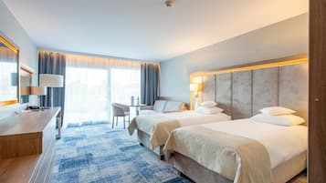 Habitación superior con 1 cama matrimonial o 2 individuales | Caja de seguridad en la habitación, cortinas blackout y wifi gratis