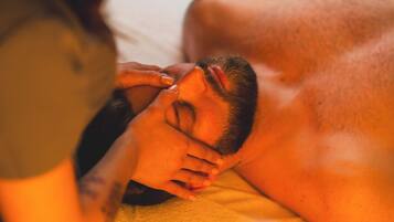 Couples treatment room(s), sauna, hot tub, steam room