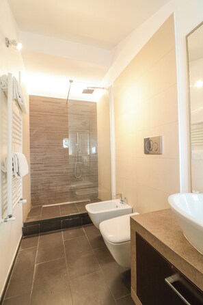 Shower, hair dryer, bidet, towels - Double room with terrace view of the sea of Naples (Napoli)