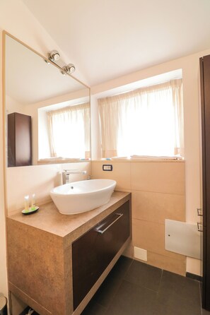 Bathroom - Double room with terrace view of the sea of Naples (Napoli)