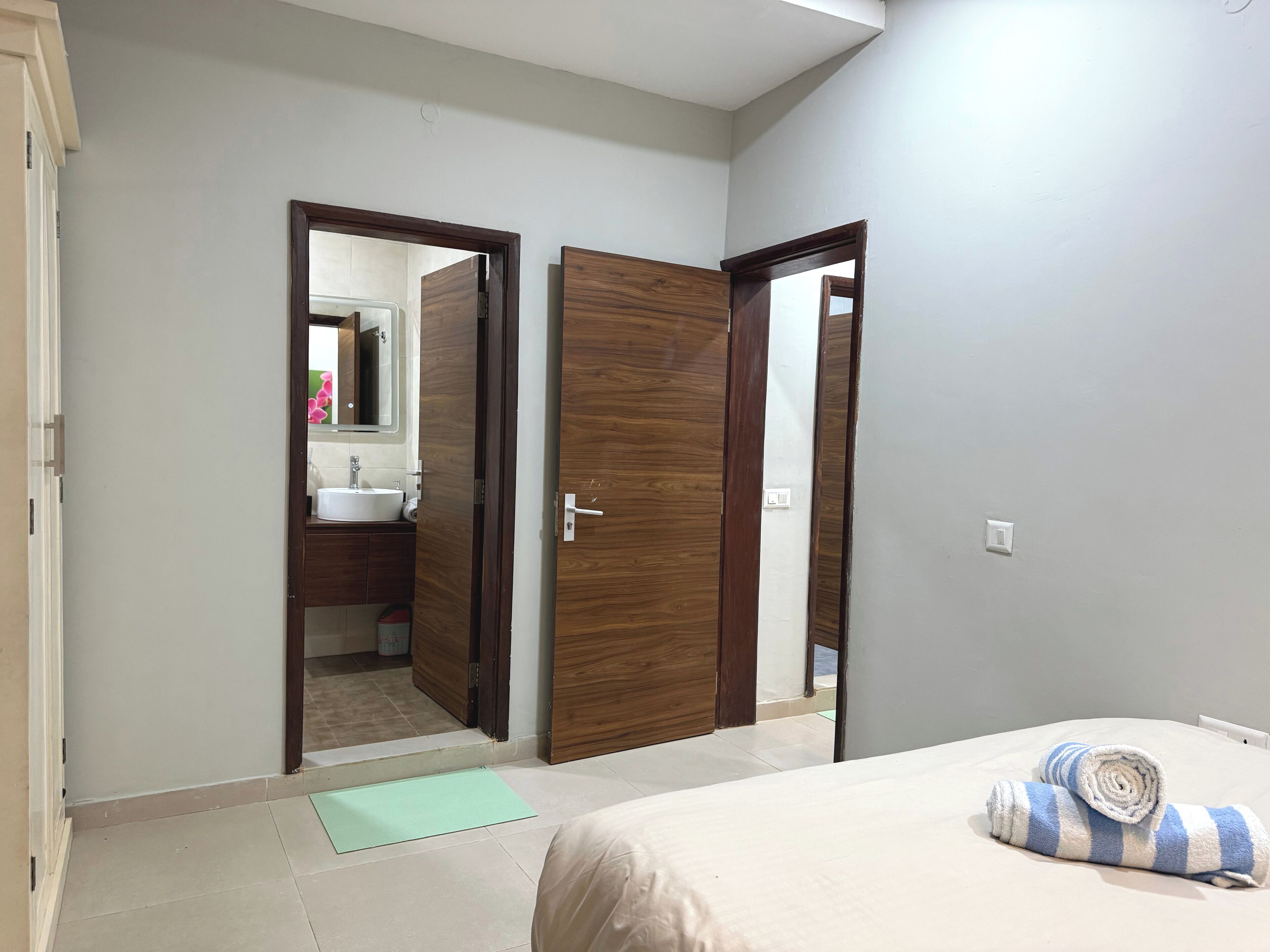 2 室のベッドルーム、アイロン / アイロン台、WiFi (無料)