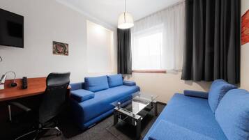 Estudio clásico, varias camas | Área de sala de estar