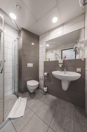 スタンダード ダブルルーム | バスルーム | シャワー、ヘアドライヤー、タオル、トイレットペーパー