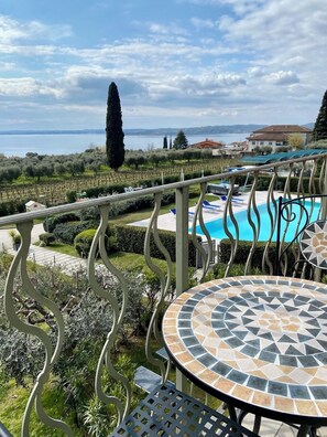Outdoor dining - Casa Paola lake view,  3 bedrooms 3 bathrooms, pool in residence Corte Ferrari (Moniga del Garda)