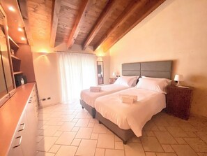 3 bedrooms, iron/ironing board, Internet, bed sheets - Casa Paola lake view,  3 bedrooms 3 bathrooms, pool in residence Corte Ferrari (Moniga del Garda)