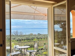 Dining - Casa Paola lake view,  3 bedrooms 3 bathrooms, pool in residence Corte Ferrari (Moniga del Garda)