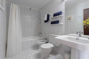 Shower, hair dryer, bidet, towels - Coderch Casa Rovira, sea view with private swimming pool (Canet de Mar)