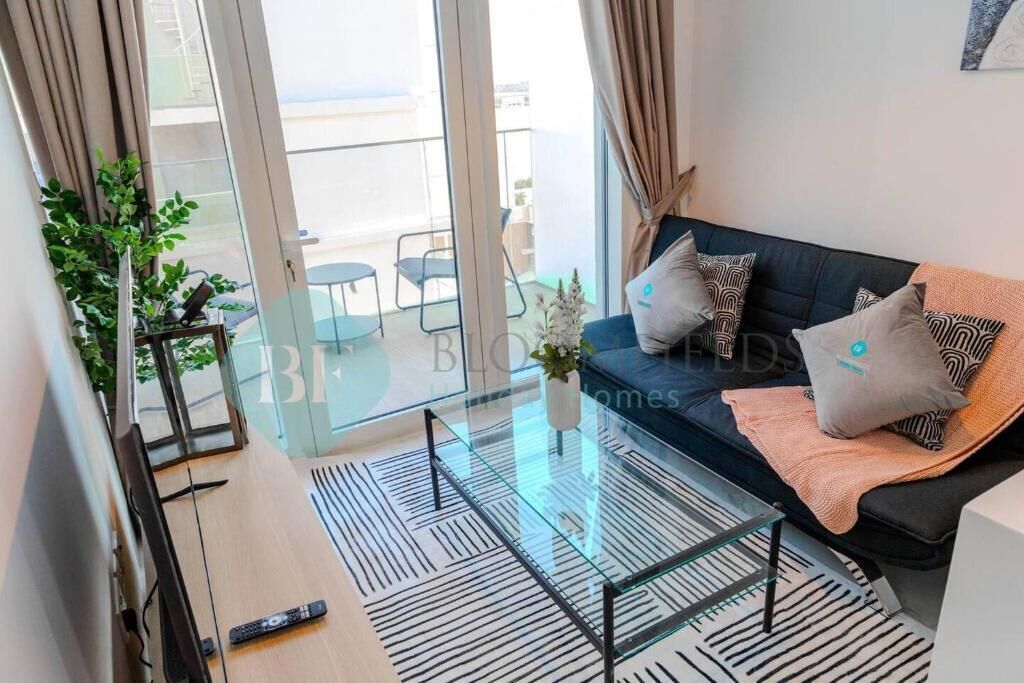 Appartamento, balcone | Area soggiorno | TV