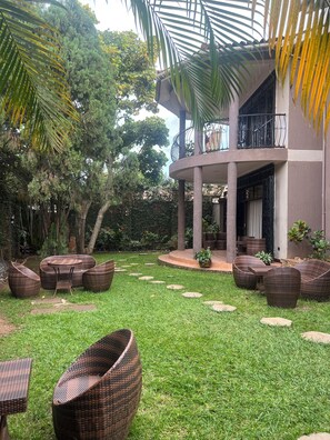 Outdoor dining - Serene 9-bedroom hotel suites in welcoming Kampala neighborhood (Kampala)
