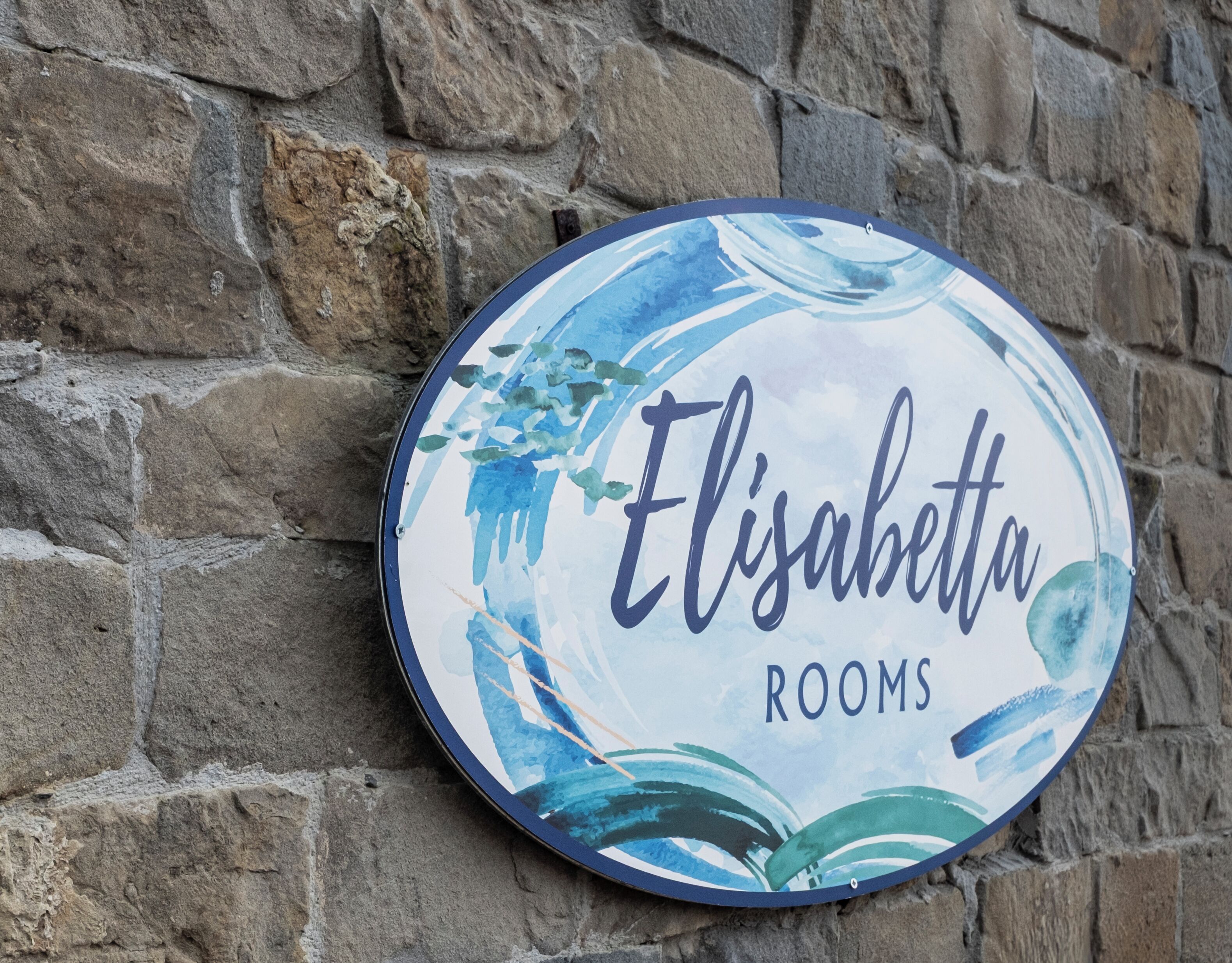 Un panneau circulaire portant le nom « Elisabetha » et le mot « ROOMS », indiquant un hôtel ou un établissement proposant des chambres.