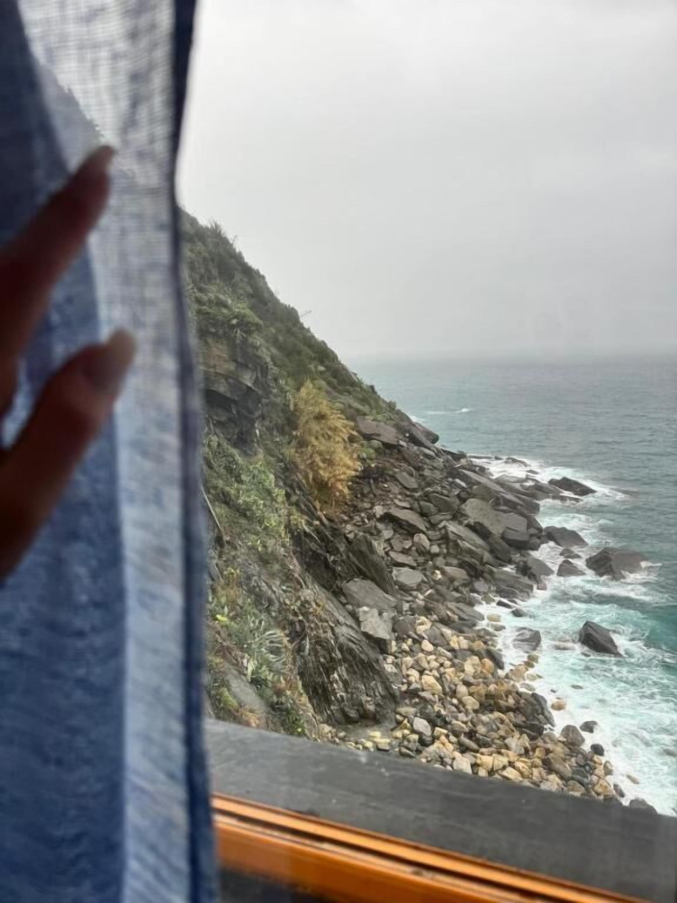 Vista costera con terreno rocoso y olas del océano.