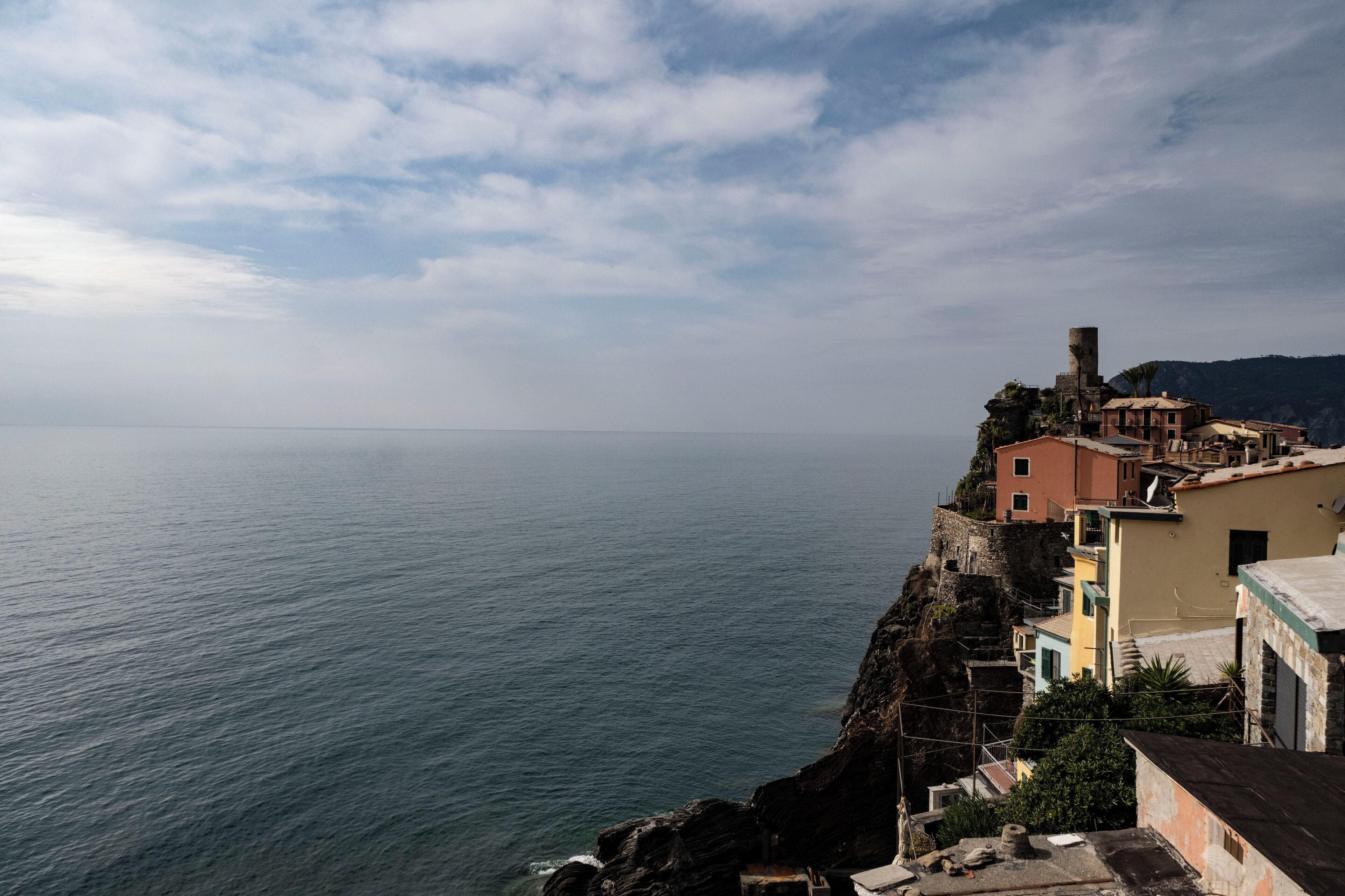 Une ville côtière avec des bâtiments construits sur une falaise surplombant la mer.